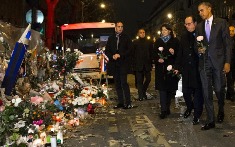 Barack Obama s'est recueilli cette nuit devant le Bataclan