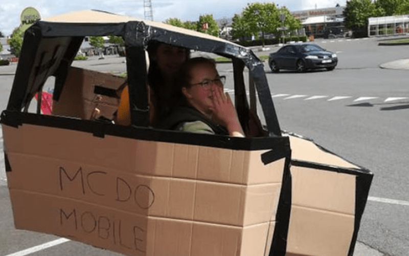 Belgique : elle confectionne une voiture en carton pour commander au drive du Mc Donald's