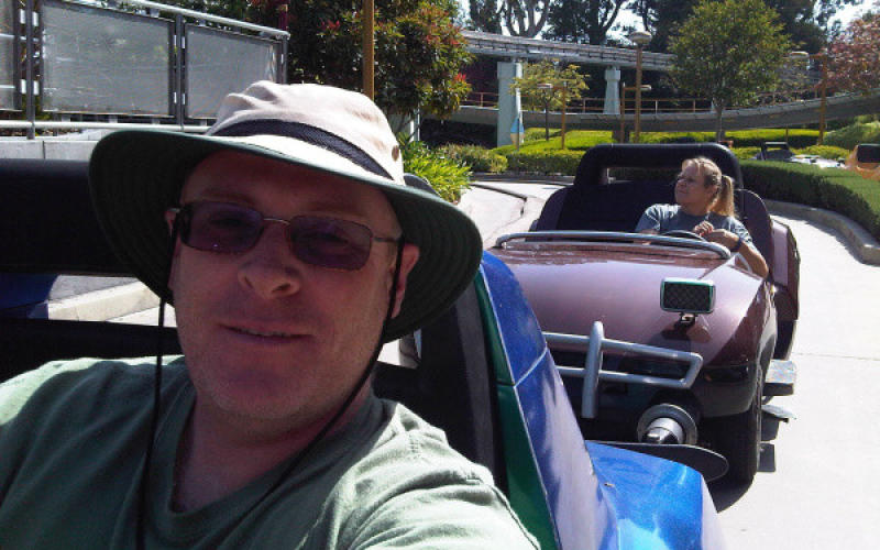 Cet homme vient quotidiennement à Disneyland