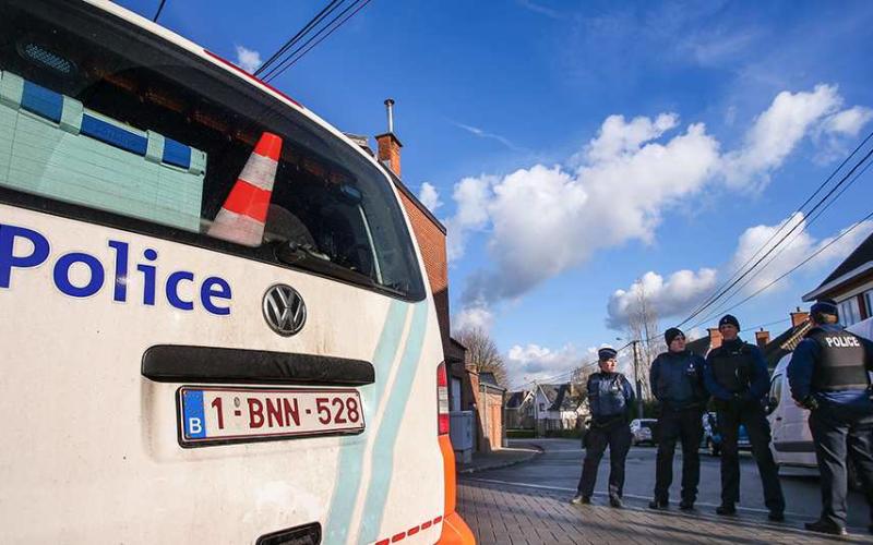 Deux frères interpellés lors d'une perquisition à Bruxelles dans l'enquête sur les attentats de Paris.