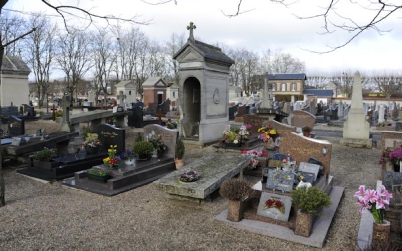 Elle boit un verre de champagne sur la tombe de son mari