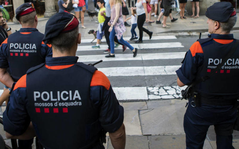 Espagne : un homme attaque un commissariat au couteau
