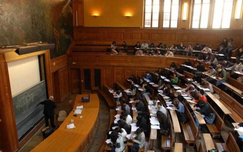 Il fait un striptease à ses élèves