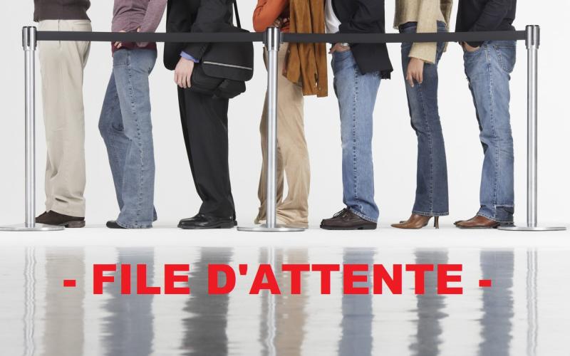 Il gagne sa vie dans des files d'attente