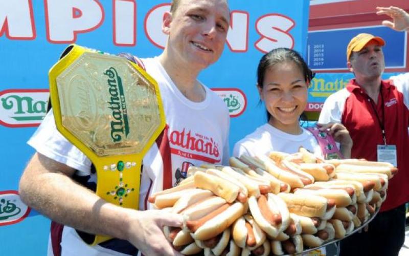 Il mange 61 hot dogs en 10 minutes