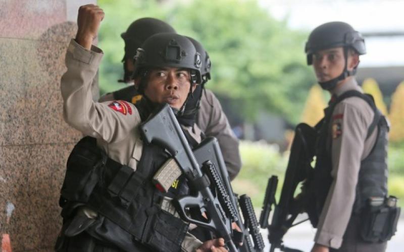 Indonésie : explosion et fusillade à Jakarta, au moins six morts.