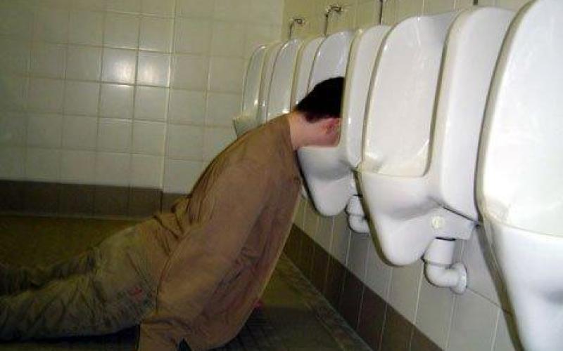 La police lui laisse une photo souvenir après une soirée arrosée