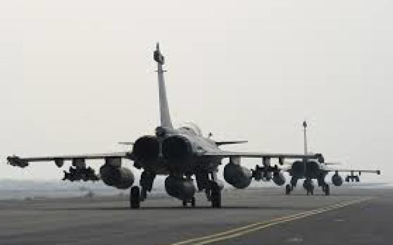 Premier raid de masse pour les forces françaises contre l'état islamique