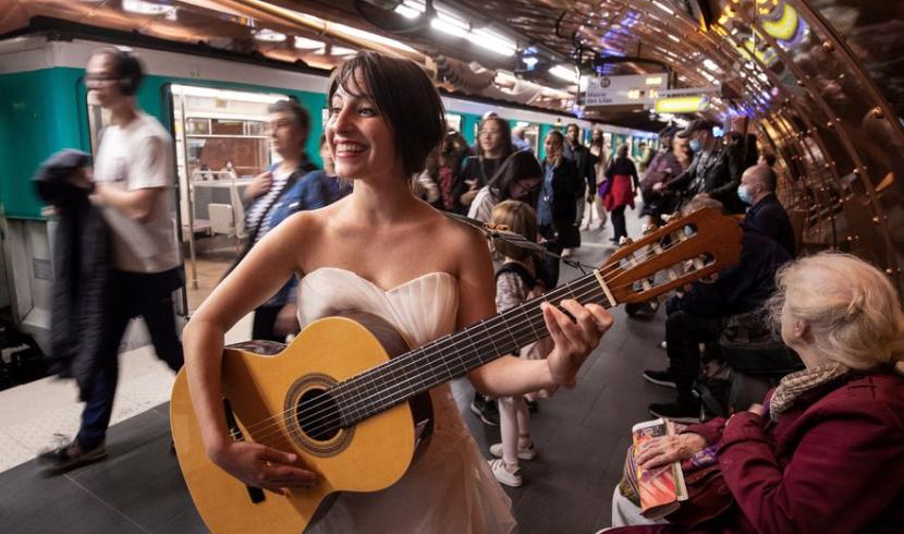 Eli, la lorraine en robe de mariée, qui chante dans le métro parisien