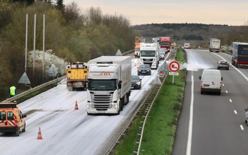 A31 : plus de 20 tonnes de peinture recouvrent l'autoroute !