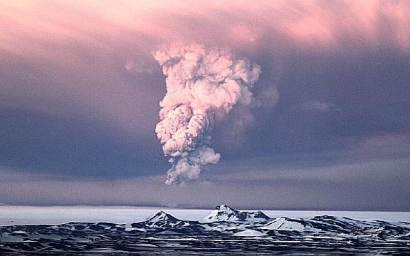 Aviation : un volcan interdit le trafic aérien en Islande
