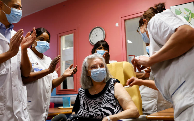 Covid-19 : une femme de 78 ans reçoit la première dose de vaccin en France
