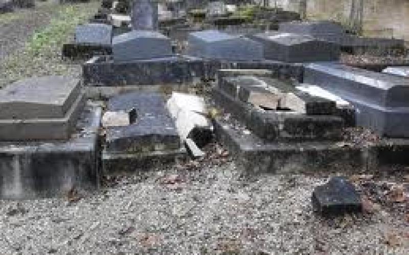 Dégradations au cimetière de Tracy-sur-Mer