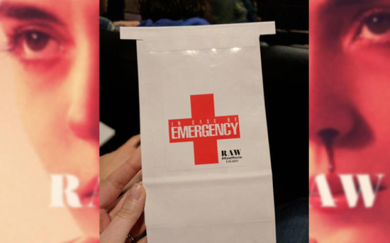 Des sacs à vomi distribués au cinéma