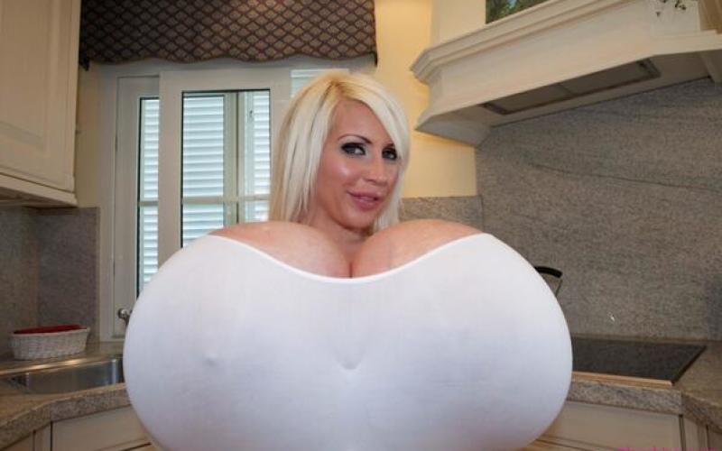 Des seins de 9 kilos chacun