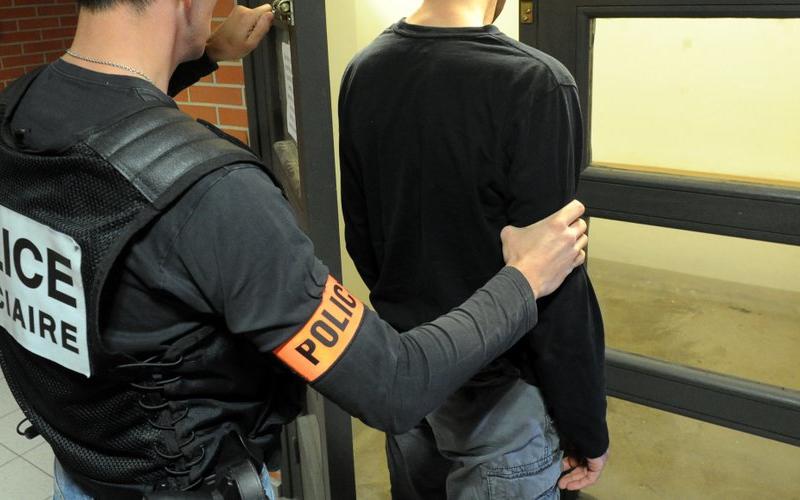 Grand-est : un enfant retrouvé enfermé dans le coffre d'une voiture.  Son père interpellé pour violences