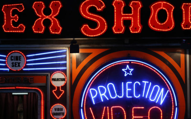 Il est enfermé dans un sex-shop