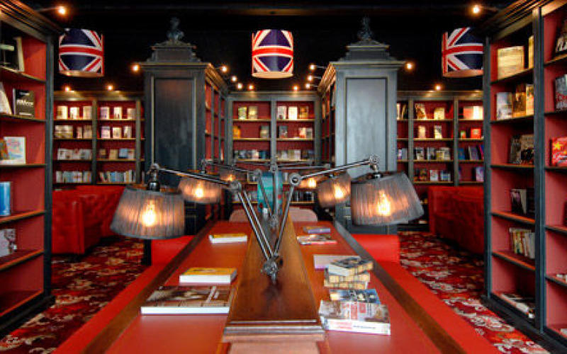 Il passe la nuit dans une librairie