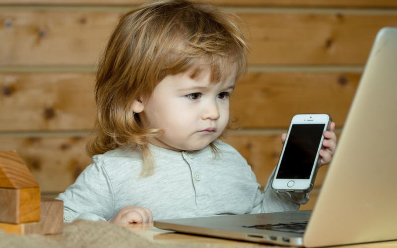 L’OMS recommande le moins d’écrans possible pour les moins de 5 ans