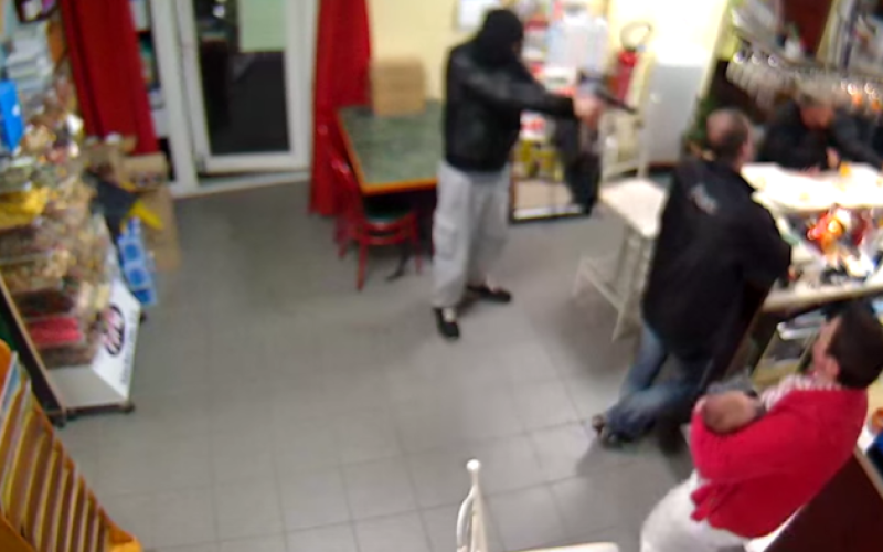 La patronne d'un bar fait fuir son agresseur