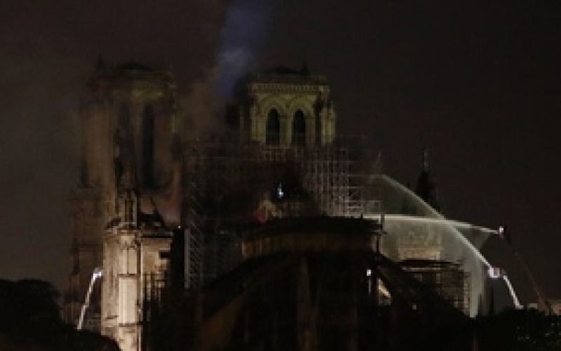 Le feu est maîtrisé et "partiellement éteint" à Notre-Dame 