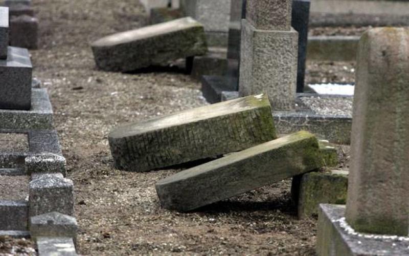 Le procès de cinq jeunes, accusés d’avoir profané le cimetière juif de Sarre-Union en 2015, s'est ouvert 