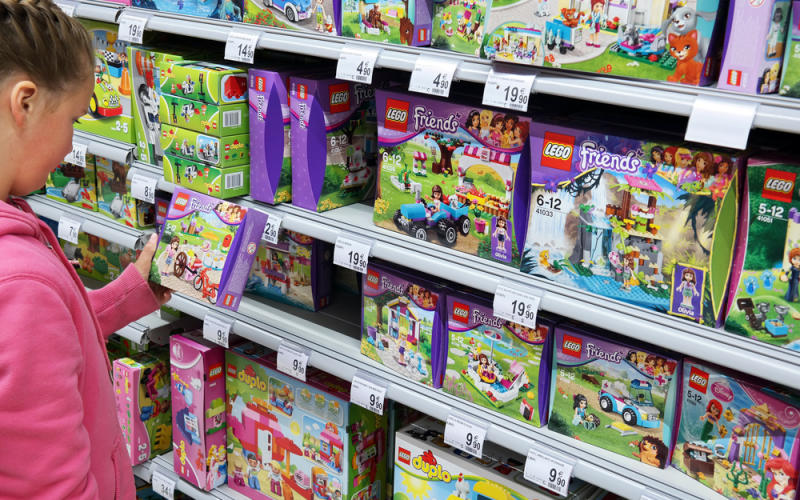 Les grandes surfaces devront fermer les rayons non-essentiels à partir de mardi 