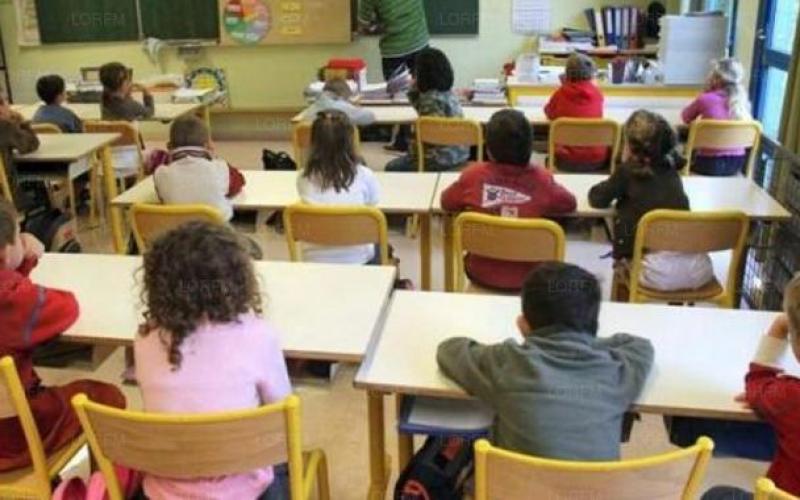 Longwy : les parents d'élèves distribuent des tracts contre les fermetures de classes