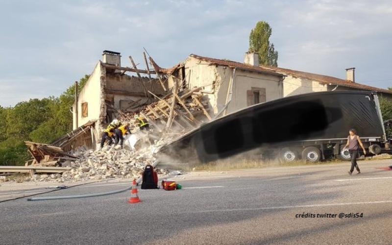 Lunéville : un camion s'encastre dans une maison