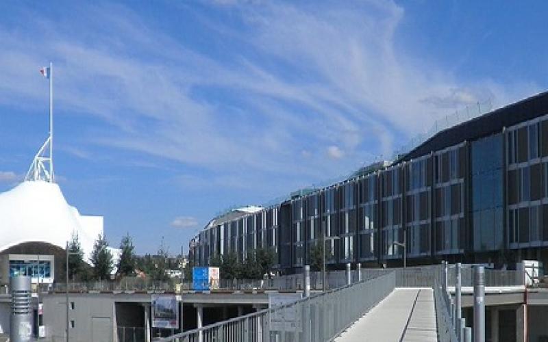 Metz : la passerelle de la gare reliant le centre Pompidou démontée