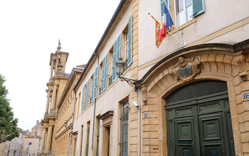 Metz : un ado de 17 ans meurt, en tombant du 3e étage du lycée Fabert