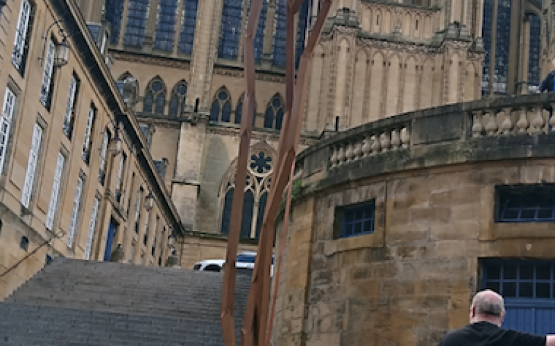 Metz : "Zmorg" l'oeuvre en acier de Robert Schad trône au pied de la cathédrale