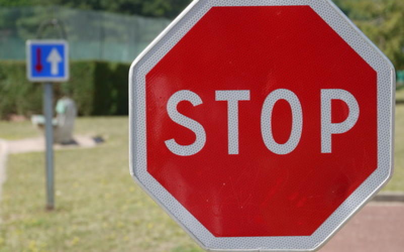 Meurthe et Moselle : un panneau « stop » crée la confusion à Cosnes et Romain !