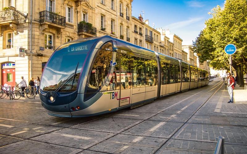 Nancy : un contrôleur du tram mordu aux testicules