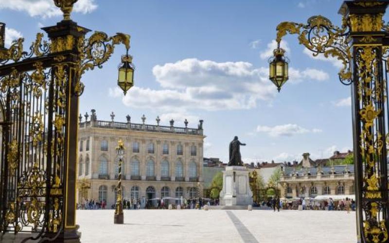 Nancy : un septuagénaire désorienté, traverse en voiture la place Stanislas 
