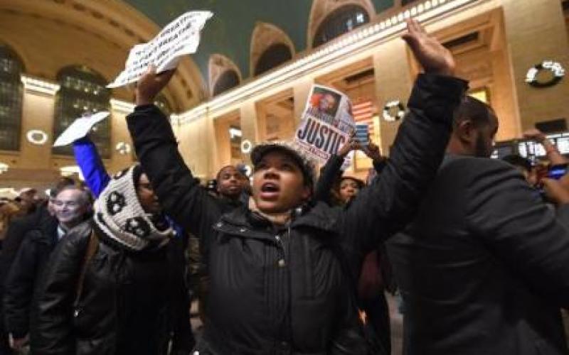New-York : manifestations après la non-inculpation d'un policer blanc ayant tué un noir