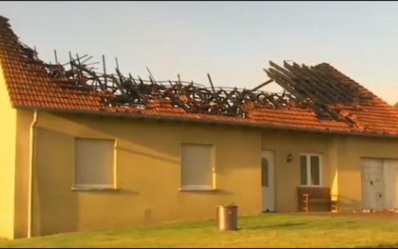 Niderviller : le toit d'une maison frappé par la foudre 