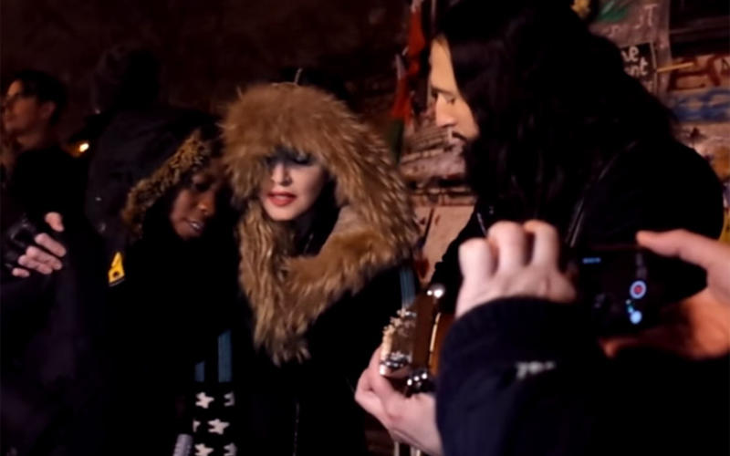 Paris : Madonna a tenu à rendre hommage aux victimes du 13 novembre