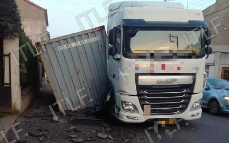 Piennes : la remorque d'un camion se couche sur une habitation