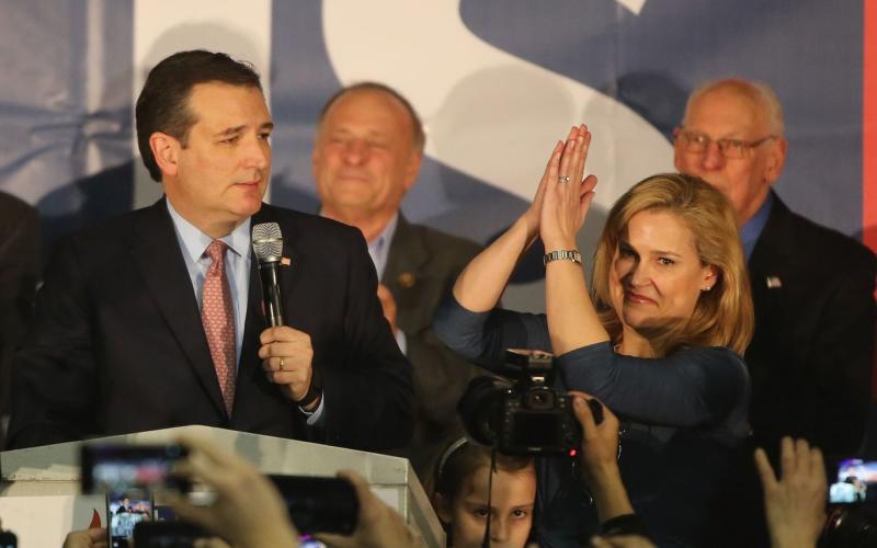 Primaires de l'Iowa, Clinton gagne de justesse, Trump est battu.