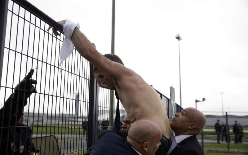 Quatre salariés interpellés après les violences chez Air France