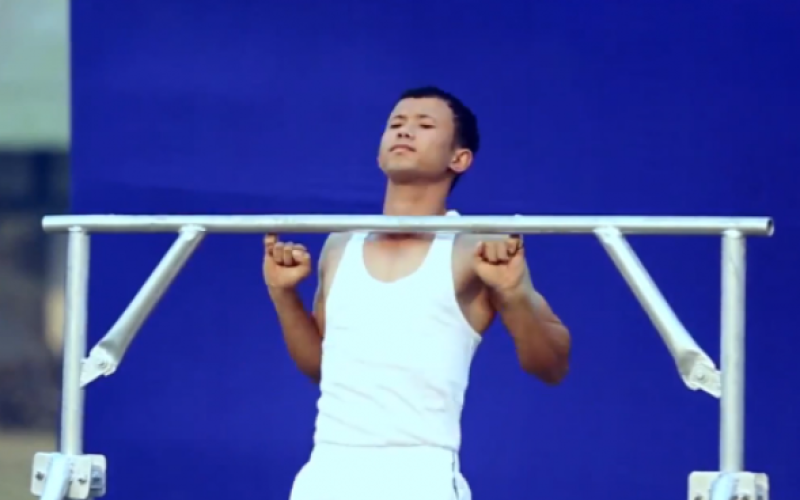 Record du monde de tractions effectuées avec deux petits doigts