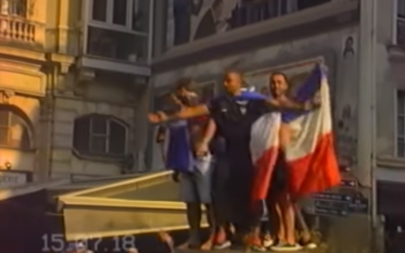 REGARDEZ : un supporter des Bleus nous fait revivre l'ivresse de la victoire façon VHS "France 98"