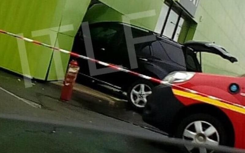 Terville : une voiture fonce dans le Go Sport