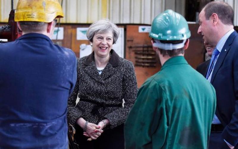 Theresa May perd sa majorité absolue