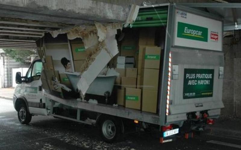 Thionville : un camion de déménagement s'encastre sous le pont de Beauregard