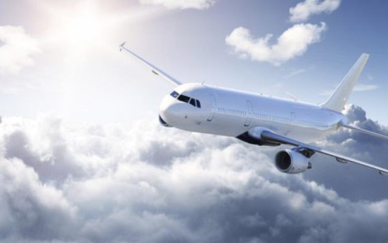 Un avion fait demi-tour pour une raison particulière