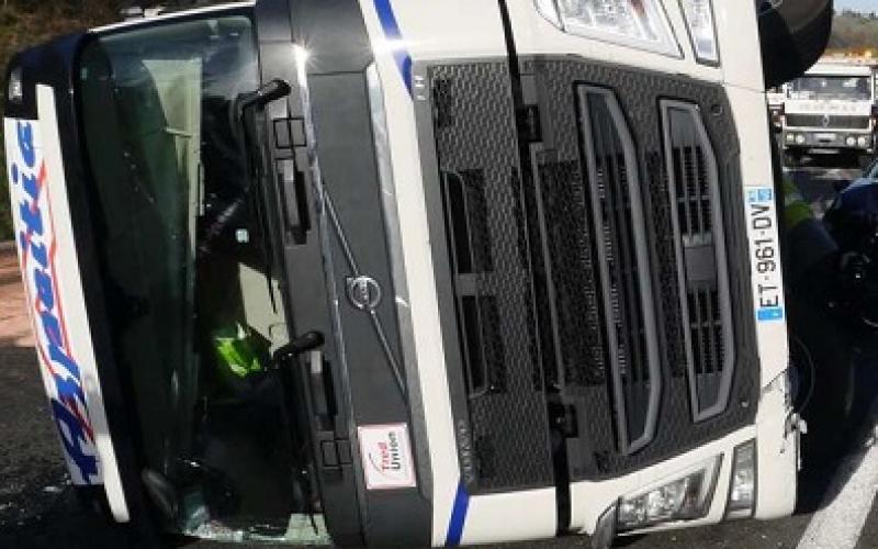 Un camion se couche et coupe l'A31