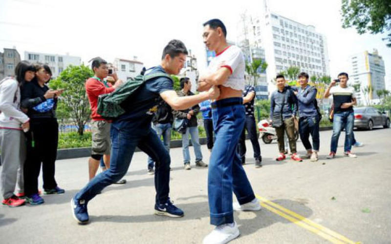 Un homme sert de punching ball ambulant