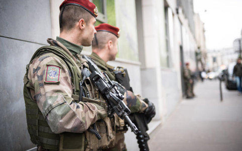 Un militaire de l'opération sentinelle agressé au couteau à Paris